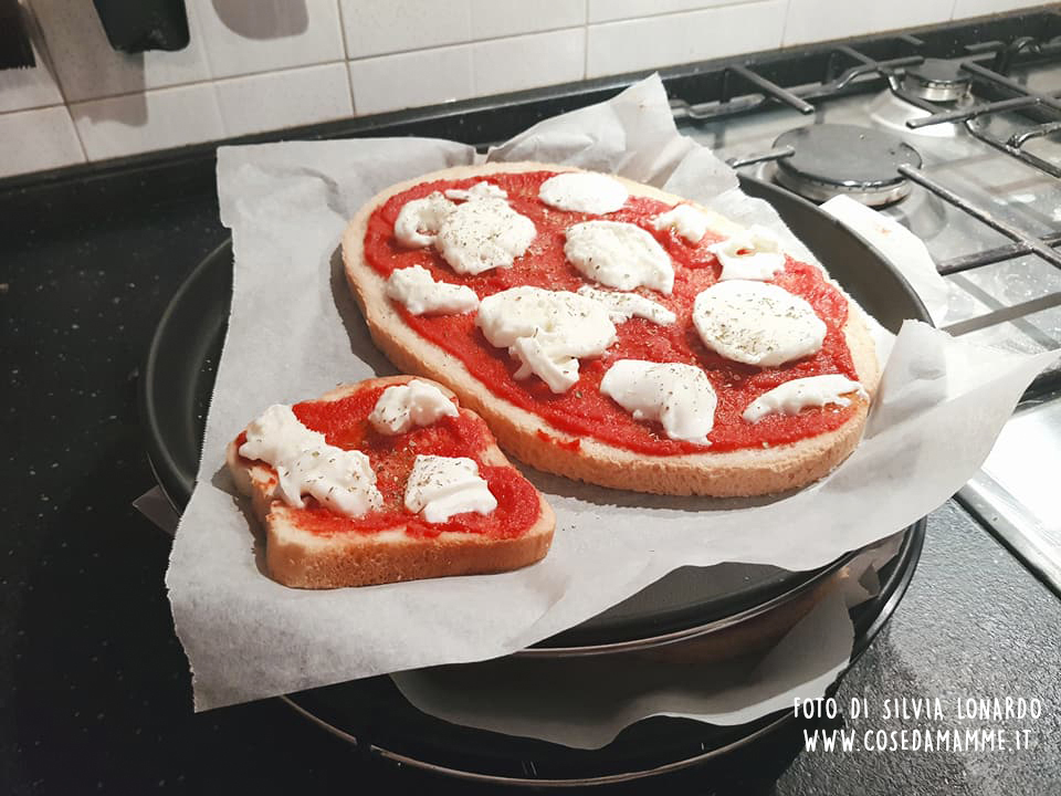 Pizzette Di Pane Per Quando Hai Voglia Di Pizza Senza Fare La Pizza A Tavola Cose Da Mamme