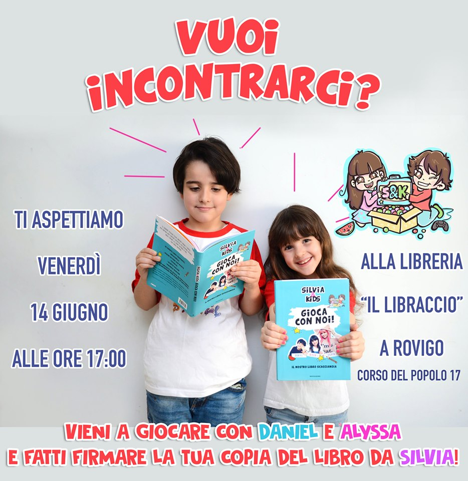 Bellissima bambina che sceglie i copybook nel negozio di cancelleria della  scuola, sorridendo vicino alla mamma mentre compra i rifornimenti  scolastici per la star Foto stock - Alamy